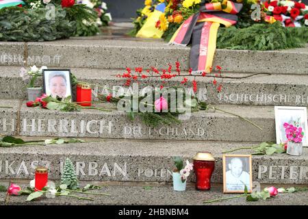Berlin, Deutschland. 19th Dez 2021. (12/19/2021) Berlin: Blumen, Kränze und Kerzen für die Opfer des Breitscheidplatzes. (Foto: Simone Kuhlmey/Pacific Press/Sipa USA) Quelle: SIPA USA/Alamy Live News Stockfoto