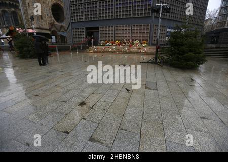 Berlin, Deutschland. 19th Dez 2021. (12/19/2021) Berlin: Blumen, Kränze und Kerzen für die Opfer des Breitscheidplatzes. (Foto: Simone Kuhlmey/Pacific Press/Sipa USA) Quelle: SIPA USA/Alamy Live News Stockfoto