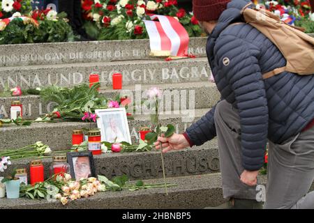 Berlin, Deutschland. 19th Dez 2021. (12/19/2021) Berlin: Blumen, Kränze und Kerzen für die Opfer des Breitscheidplatzes. (Foto: Simone Kuhlmey/Pacific Press/Sipa USA) Quelle: SIPA USA/Alamy Live News Stockfoto