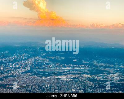 Eine Luftaufnahme von Guatemala City bei Sonnenuntergang Stockfoto