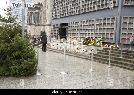 Berlin, Deutschland. 19th Dez 2021. (12/19/2021) Berlin: Blumen, Kränze und Kerzen für die Opfer des Breitscheidplatzes. (Foto: Simone Kuhlmey/Pacific Press/Sipa USA) Quelle: SIPA USA/Alamy Live News Stockfoto