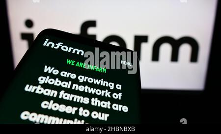 Mobiltelefon mit Website der deutschen Firma infarm - Indoor Urban Farming GmbH auf dem Bildschirm vor dem Logo. Konzentrieren Sie sich auf die obere linke Seite des Telefondisplays. Stockfoto