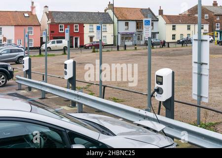 Ein Nissan-Elektroauto, das an öffentlichen Ladestationen in Wells-next-the-Sea an der nördlichen Norfolk-Küste lädt. Stockfoto