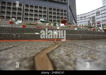 Berlin, Deutschland. 19th Dez 2021. (12/19/2021) Berlin: Blumen, Kränze und Kerzen für die Opfer des Breitscheidplatzes. (Foto: Simone Kuhlmey/Pacific Press/Sipa USA) Quelle: SIPA USA/Alamy Live News Stockfoto