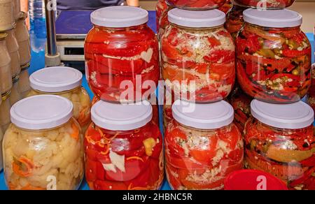 Hausgemachte eingelegte Gemüse Lebensmittel Lagerung in Gläsern auf dem Markt verkauft Stockfoto
