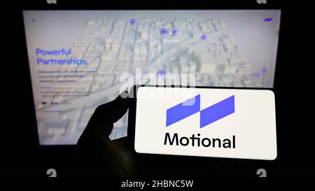 Person, die das Smartphone mit dem Logo der US-Autonomen Fahrzeugfirma Motional Inc. Auf dem Bildschirm vor der Website hält. Konzentrieren Sie sich auf die Telefonanzeige. Stockfoto