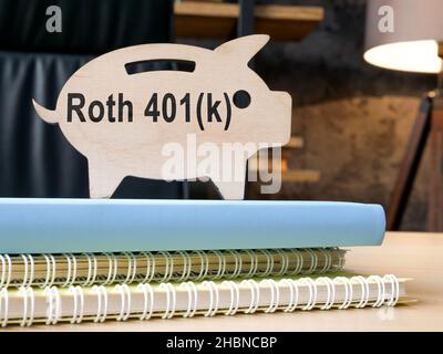 Roth 401k Plan auf dem Sparschwein geschrieben. Stockfoto
