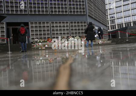 Berlin, Deutschland. 19th Dez 2021. (12/19/2021) Berlin: Blumen, Kränze und Kerzen für die Opfer des Breitscheidplatzes. (Foto: Simone Kuhlmey/Pacific Press/Sipa USA) Quelle: SIPA USA/Alamy Live News Stockfoto