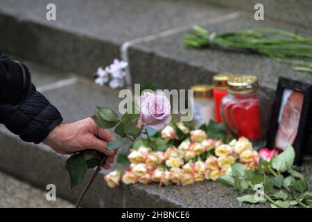 Berlin, Deutschland. 19th Dez 2021. (12/19/2021) Berlin: Blumen, Kränze und Kerzen für die Opfer des Breitscheidplatzes. (Foto: Simone Kuhlmey/Pacific Press/Sipa USA) Quelle: SIPA USA/Alamy Live News Stockfoto