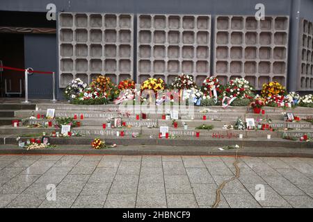 Berlin, Deutschland. 19th Dez 2021. (12/19/2021) Berlin: Blumen, Kränze und Kerzen für die Opfer des Breitscheidplatzes. (Foto: Simone Kuhlmey/Pacific Press/Sipa USA) Quelle: SIPA USA/Alamy Live News Stockfoto