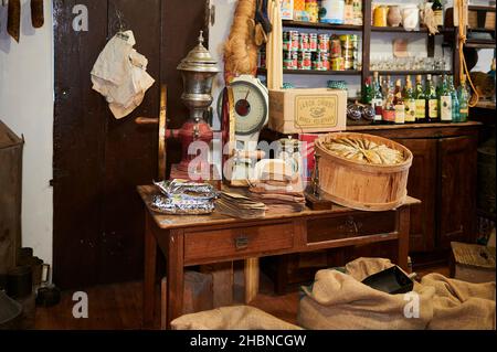 Blick auf ein altes Lebensmittelgeschäft mit Heringsholzkiste und Chimbo-Seifenkiste Stockfoto