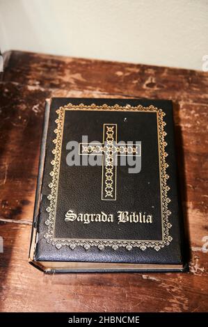 Viel verwendetes Buch der Heiligen bibel auf Holztisch Stockfoto