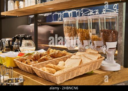 Im Frühstücksbereich gab es Müsli, Brot und Croissants Stockfoto