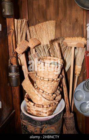 Korbkörbe und rustikale Besen aus Holz und Korbbesen, typisch für das Baskenland Stockfoto