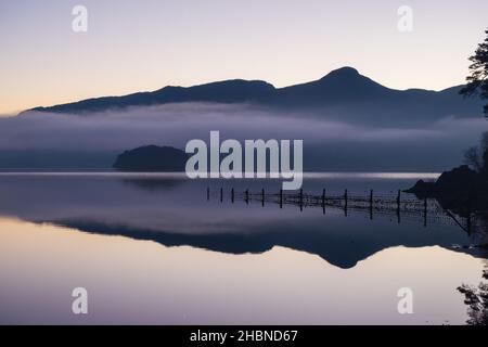 Walla Crag ist ein fabelhafter Aussichtspunkt auf der östlichen Seite des Derwent-Wassers, ein Großteil des Panoramas ist verborgen, bis er durch die Bäume des ASC geklettert ist Stockfoto