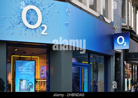 London, Vereinigtes Königreich - 01. Februar 2019: Weißes O2-Logo am Eingang einer ihrer Zweigstellen im Zentrum von London. Telefonica ist der zweitgrößte mobile ph-wert Stockfoto