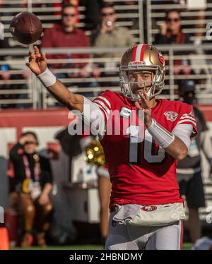 Santa Clara, Kalifornien, USA. 19th Dez 2021. San Francisco 49ers Quarterback Jimmy Garoppolo (10) am Sonntag, den 21. Dezember 2021, im Levis Stadium in Santa Clara, Kalifornien. Die 49ers besiegten die Falcons 31-13. (Bild: © Al Golub/ZUMA Press Wire) Stockfoto