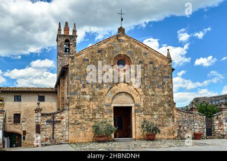 Stein, mittelalterliche Kirche mit Glockenturm im Dorf Monteriggioni in Toscana, Italien Stockfoto