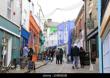 Hohe Straßen sind bis Weihnachten ruhig, da Covid Omicron-Varianten die Menschen zu Hause halten, hier Folkestones Old High Street im Creative Quarter, in Kent, Großbritannien Stockfoto