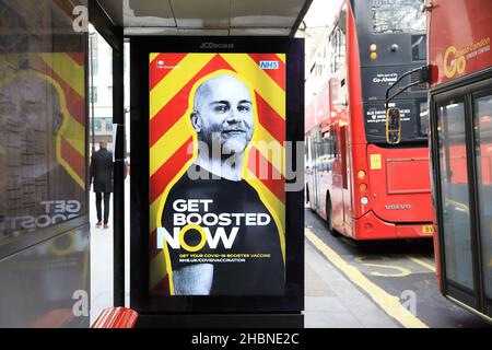 NHS-Plakat auf Bushaltestellen in London, das die Menschen ermutigt, sich zu steigern Jetzt, da die Omicron-Raten des Coronavirus steigen, im Dezember 2021 in Großbritannien Stockfoto