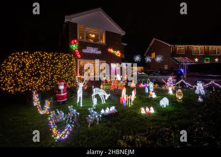 Guildford, Surrey, England, Großbritannien. 20th. Dezember 2021. Zwei Häuser auf der Grange Road wurden mit einer beeindruckenden Weihnachtsbeleuchtung (lokal als Christmas Corner bekannt) dekoriert, einer Spendenaufstellung für Shooting Stars Children's Hospices. Stockfoto