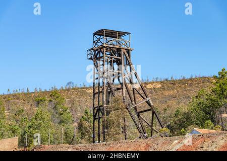 Die Winde des Meisterbrunnen von Peña del Hierro war ein Bergwerchturm in der spanischen Gemeinde Nerva, in der Provinz Huelva, innerhalb des Rio Stockfoto