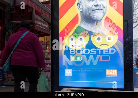 Get Boosted Jetzt erscheinen im Stadtzentrum von Lewisham Plakate, die die Menschen auffordern, vor Ende des Jahres den covid-19-Booster-Jab zu nutzen. Stockfoto