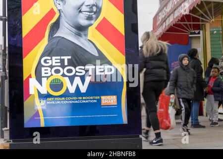 Get Boosted Jetzt erscheinen im Stadtzentrum von Lewisham Plakate, die die Menschen auffordern, vor Ende des Jahres den covid-19-Booster-Jab zu nutzen. Stockfoto