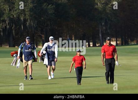 Orlando, Usa. 19th Dez 2021. Tiger Woods und sein Sohn Charlie Woods laufen während der letzten Runde der PNC Championship im Ritz-Carlton Golf Club Grande Lakes in Orlando in Richtung des 18th Green. Tiger und Charlie haben am Sonntag einen Turnierrekord mit 11 aufeinanderfolgenden Birdies aufgestellt, einen 15-unter-Par-Rekord von 57 geschossen und den zweiten Platz im 36-Loch-Turnier erreicht. Kredit: SOPA Images Limited/Alamy Live Nachrichten Stockfoto