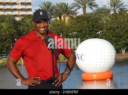 Orlando, Usa. 19th Dez 2021. Tiger Woods wartet darauf, nach Abschluss der letzten Runde der PNC Championship im Ritz-Carlton Golf Club Grande Lakes in Orlando interviewt zu werden. Tiger und sein Sohn, Charlie Woods, haben am Sonntag einen Turnierrekord mit 11 aufeinanderfolgenden Birdies aufgestellt, einen 15-unter-Par-Rekord von 57 geschossen und den zweiten Platz im 36-Loch-Turnier erreicht. Kredit: SOPA Images Limited/Alamy Live Nachrichten Stockfoto