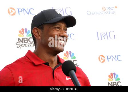 Orlando, Usa. 19th Dez 2021. Tiger Woods wird nach Abschluss der letzten Runde der PNC Championship im Ritz-Carlton Golf Club Grande Lakes in Orlando interviewt. Tiger und sein Sohn, Charlie Woods, haben am Sonntag einen Turnierrekord mit 11 aufeinanderfolgenden Birdies aufgestellt, einen 15-unter-Par-Rekord von 57 geschossen und den zweiten Platz im 36-Loch-Turnier erreicht. Kredit: SOPA Images Limited/Alamy Live Nachrichten Stockfoto