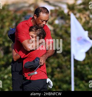 Orlando, Usa. 19th Dez 2021. Tiger Woods umarmt seinen Sohn Charlie Woods auf dem 18th-Loch-Loch-Platz, nachdem er die Endrunde der PNC-Meisterschaft im Ritz-Carlton Golf Club Grande Lakes in Orlando absolviert hat. Tiger und Charlie haben am Sonntag einen Turnierrekord mit 11 aufeinanderfolgenden Birdies aufgestellt, einen 15-unter-Par-Rekord von 57 geschossen und den zweiten Platz im 36-Loch-Turnier erreicht. Kredit: SOPA Images Limited/Alamy Live Nachrichten Stockfoto