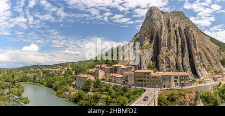 Der Rocher de La Baume oberhalb der Durance bei Sisteron in der Provence. Stockfoto