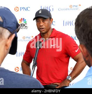 Orlando, Usa. 19th Dez 2021. Tiger Woods wird nach Abschluss der letzten Runde der PNC Championship im Ritz-Carlton Golf Club Grande Lakes in Orlando interviewt. Tiger und sein Sohn, Charlie Woods, haben am Sonntag einen Turnierrekord mit 11 aufeinanderfolgenden Birdies aufgestellt, einen 15-unter-Par-Rekord von 57 geschossen und den zweiten Platz im 36-Loch-Turnier erreicht. Kredit: SOPA Images Limited/Alamy Live Nachrichten Stockfoto
