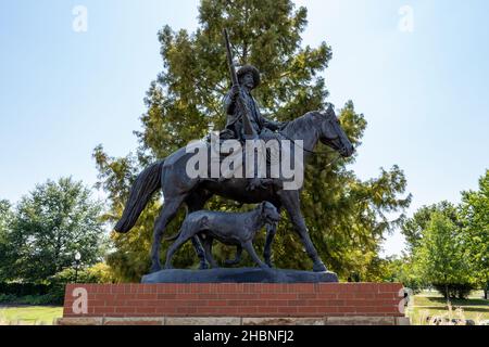 Fort Smith, AR - 15. September 2021: 'Into the Territories' von Harold T Holden ist eine Statue von Bass Reeves, einem ehemaligen Sklaven und einer der ersten schwarzen US-D Stockfoto