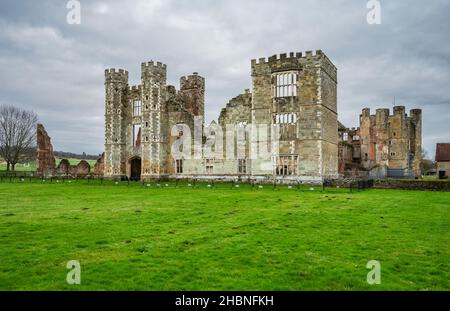 Cowdray Heritage Ruinen, Überreste eines Tudor Hauses neben Cowdray Haus in Midhurst, West Sussex, England, Großbritannien. Oft fälschlicherweise Cowdray Castle genannt. Stockfoto