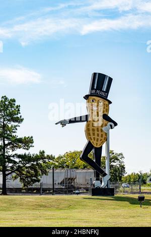 Fort Smith, AR - 15. September 2021: Das Riesenmaskottchen Mr Peanut steht draußen vor der Planters Peanut Produktionsanlage. Stockfoto