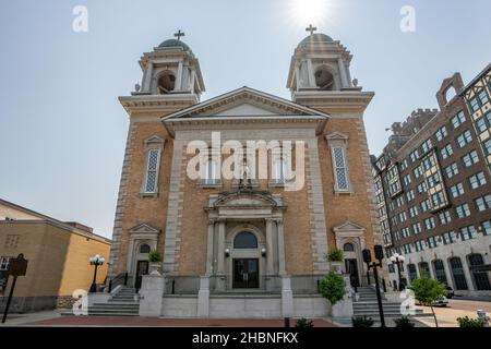 Paducah, KY - 12. September 2021: Die römisch-katholische Kirche St. Francis de Sales wurde 1899 erbaut und verfügt über 2 gewölbte Glockentürme. Stockfoto