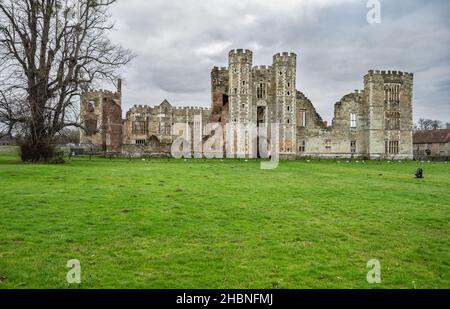 Cowdray Heritage Ruinen, Überreste eines Tudor Hauses neben Cowdray Haus in Midhurst, West Sussex, England, Großbritannien. Oft fälschlicherweise Cowdray Castle genannt. Stockfoto