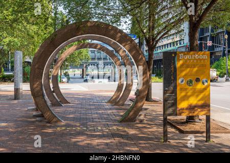 Louisville, KY - 11. September 2021: 'The Barrel' bezeichnet zusammen mit einem Interpretationsschild die Fourth Street und Main Street als das Zentrum des Bourbon District Stockfoto