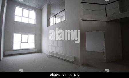 Fertigstellung der Arbeiten in der renovierten Wohnung. Clip. Installation der elektrischen Verdrahtung. Leeres Licht im Innenraum. Clip. Wohnungsrenovierung. Elektroverdrahtung Stockfoto