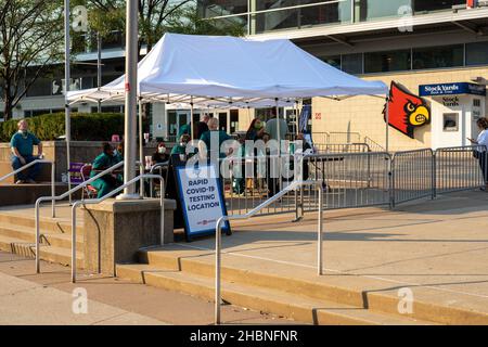 Louisville, KY - 11. September 2021: Rapid Covid 19 Teststandort außerhalb des KFC Yum Center in der Innenstadt. Stockfoto