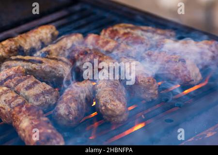 Eine Nahaufnahme von Fleischbrötchen auf einer Grillpfanne Stockfoto