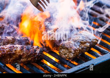 Eine Nahaufnahme von Fleischbrötchen auf einem Grill Stockfoto