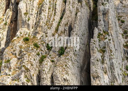 Der Rocher de La Baume oberhalb der Durance bei Sisteron in der Provence. Klettern lernen. Stockfoto