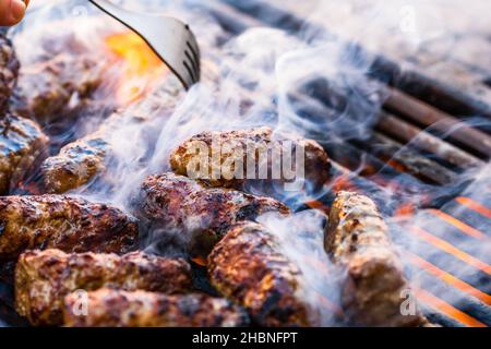 Eine Nahaufnahme von Fleischbrötchen auf dem Grill Stockfoto