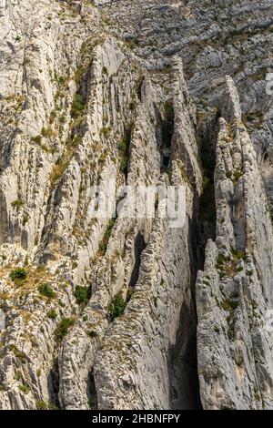 Der Rocher de La Baume oberhalb der Durance bei Sisteron in der Provence. Klettern lernen. Stockfoto