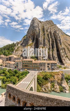 Der Rocher de La Baume oberhalb der Durance bei Sisteron in der Provence. Stockfoto