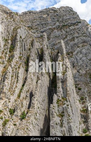 Der Rocher de La Baume oberhalb der Durance bei Sisteron in der Provence. Klettern lernen. Stockfoto