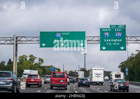 Knoxville, TN - 25. Oktober 2021: Beschilderung auf der Interstate 40 in Richtung Knoxville und Abfahrt 385 zur I-75 North und I-640 East in Richtung Lexington, Kentucky. Stockfoto